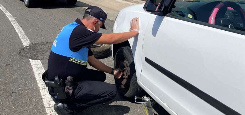 El agente sustituyó la rueda del vehículo / TA